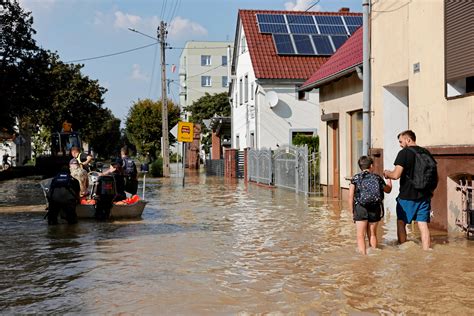 cleaning mud Poland|UNHCR assists flood survivors in southwest Poland.